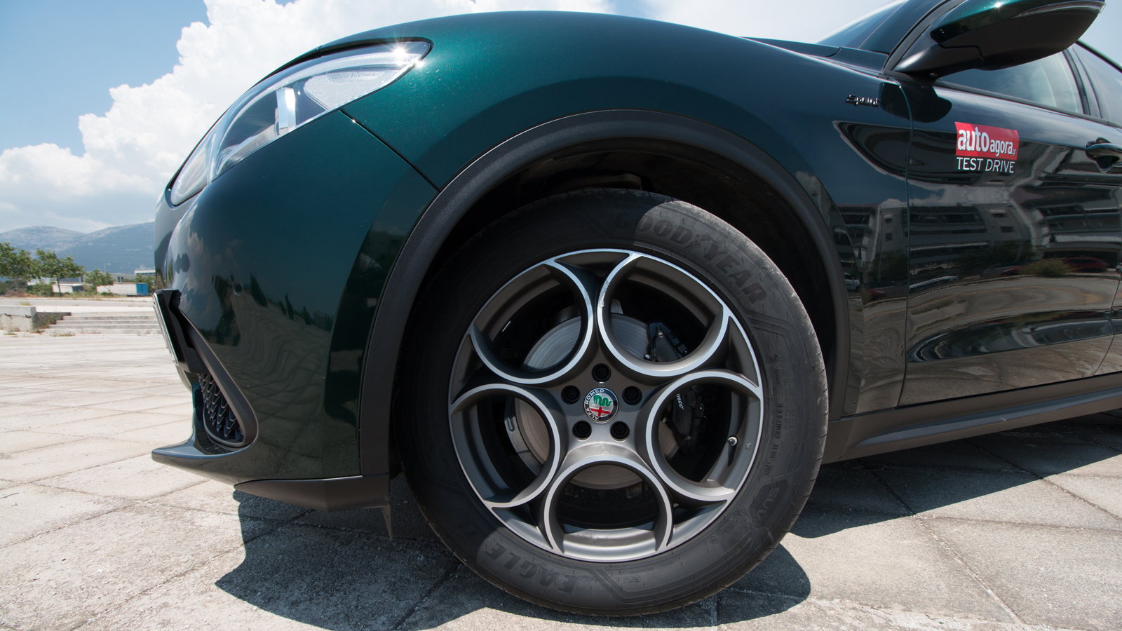 Οι 19άρες ζάντες, εκτός από εντυπωσιακές, αναδεικνύουν και τις μαύρες δαγκάνες με το logo της εταιρίας